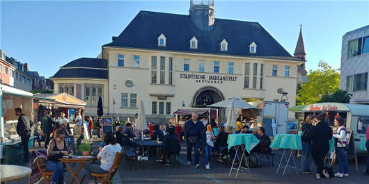 德國克隆的Ehrenfeld的夜間市場，海王星廣場的美食